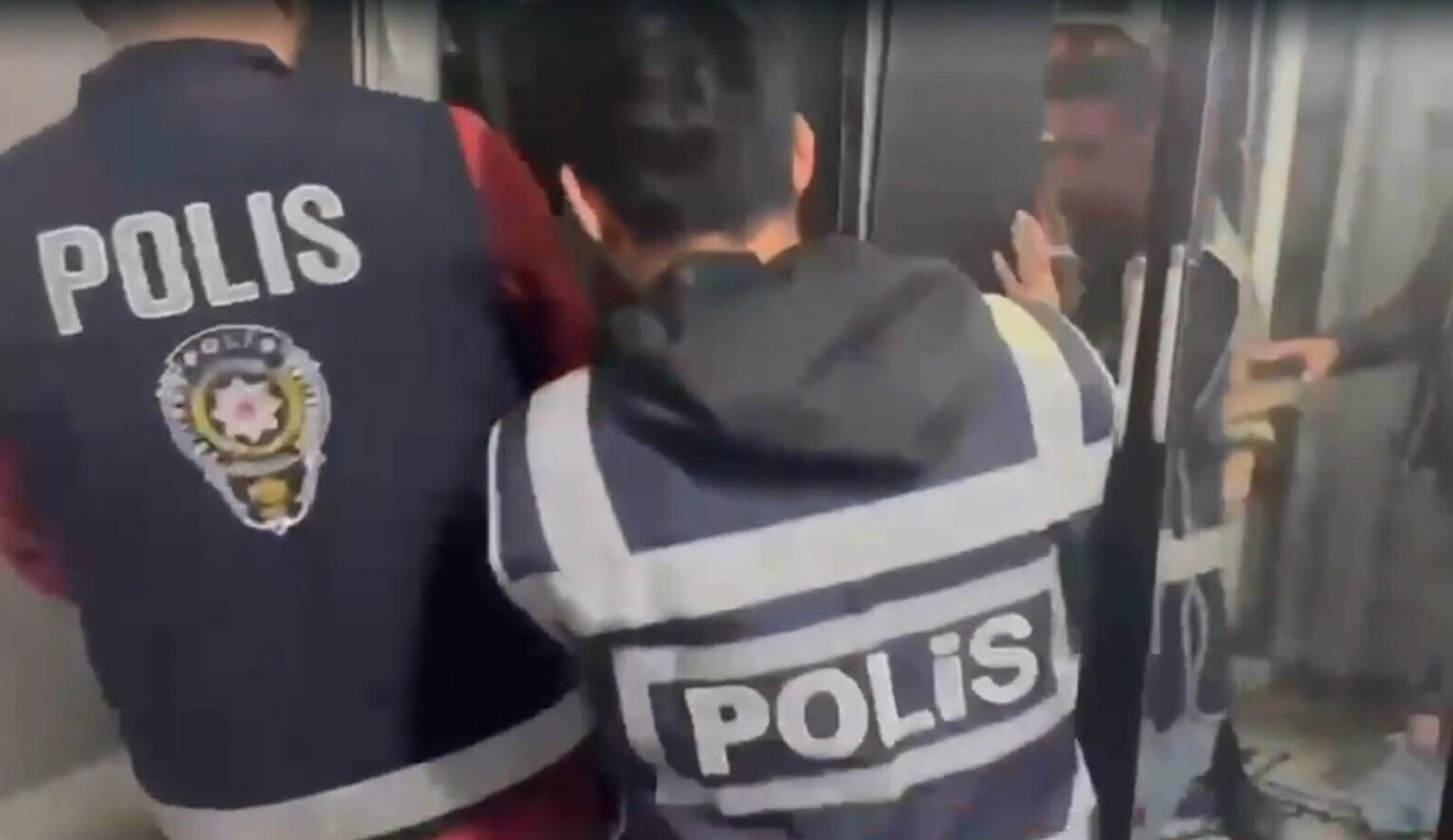 İzmir Firari Hükümlü Saklandığı Gardıropta Yakalandı (2)