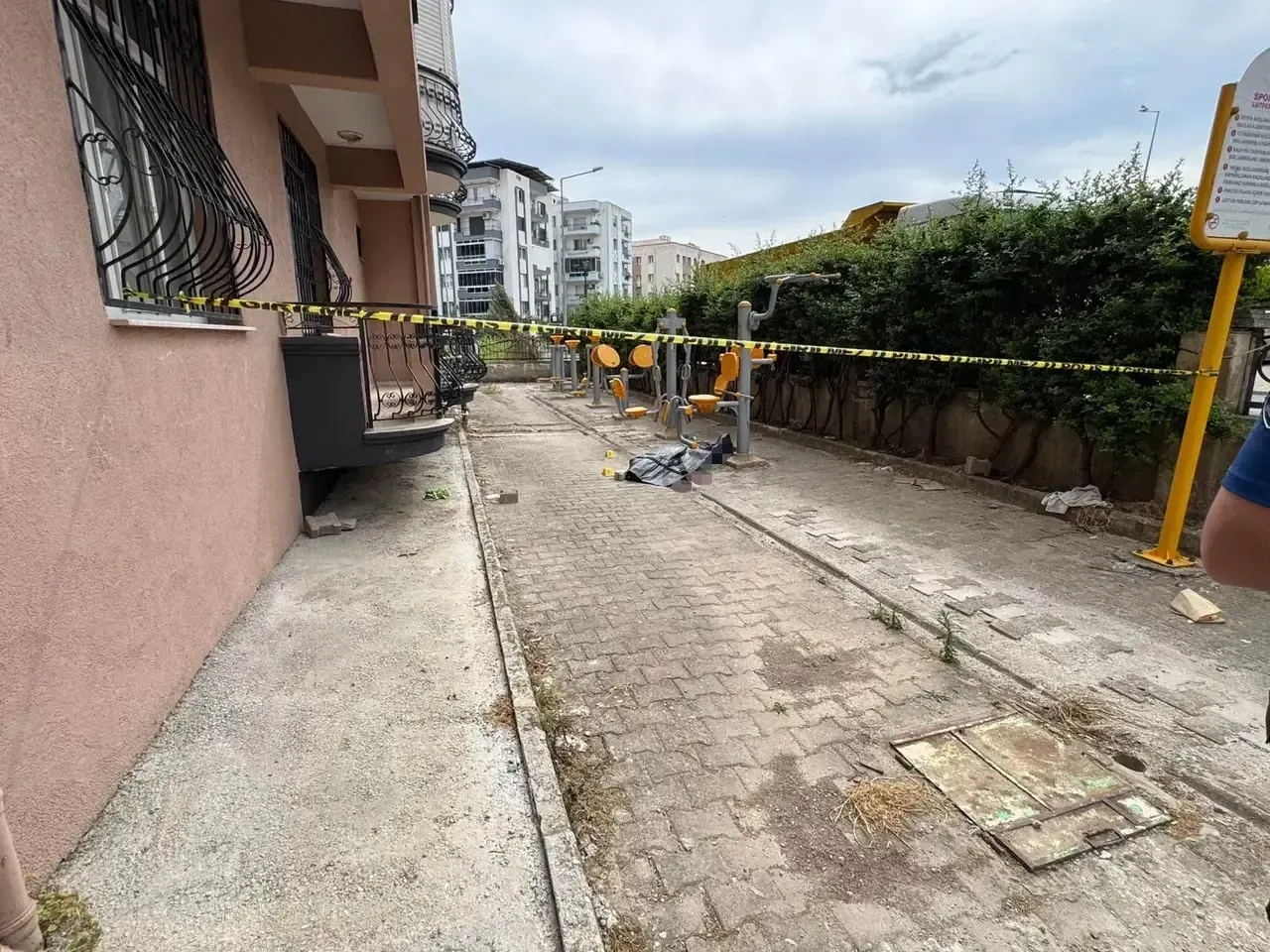 Izmirde Cam Silerken 4 Kattan Dustu 70 Yasindaki Adam Oldu 2