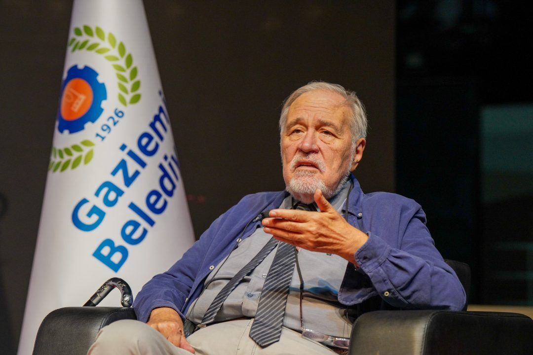 Celal Şengör ve İlber Ortaylı, büyük zafere giden süreçte yaşanan tarihi gelişmeleri İzmir’de Gaziemirlilere anlattı.